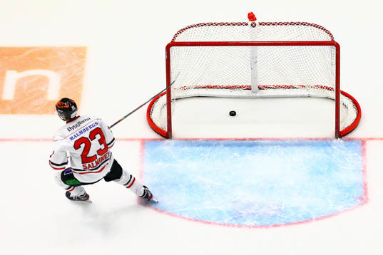 Örebros Sakari Salminen gör mål 2-5 i öppen bur