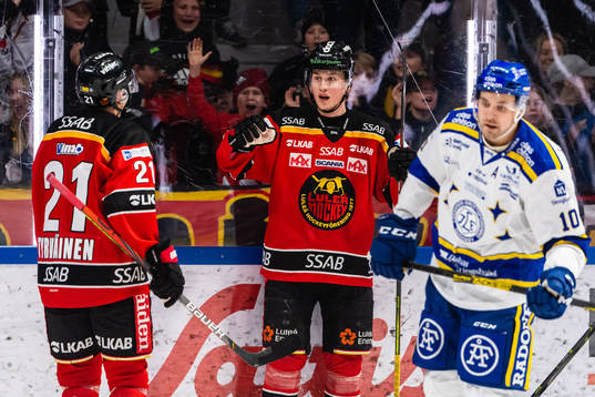 Luleås Juhani Tyrväinen och Jonas Berglund jublar
