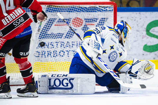 Luleås Jonas Berglund gör 1-0 bakom Leksands målvakt