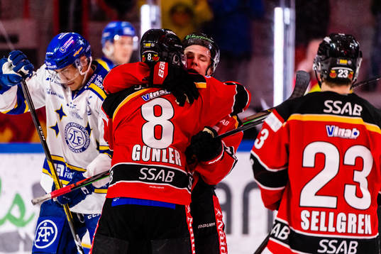 Luleås Noel Gunler och Petter Emanuelsson jublar