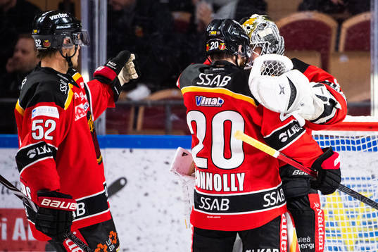 Luleås Jack Connolly och målvakt Joel Lassinantti jublar