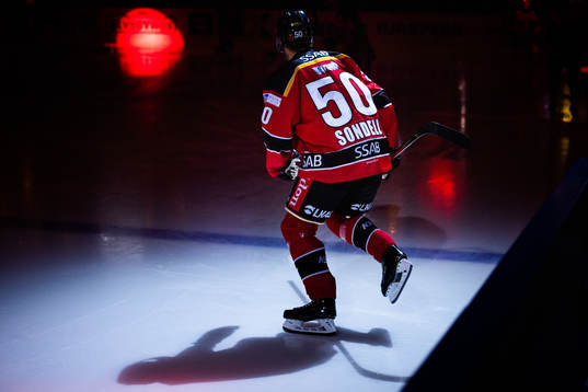 Luleås Daniel Sondell åker in på isen