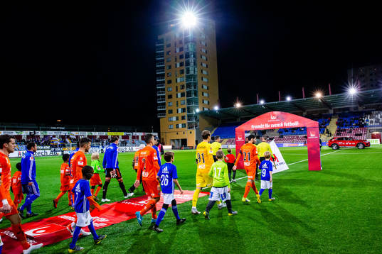 AFC Eskilstunas och Sundsvalls spelare gör entré