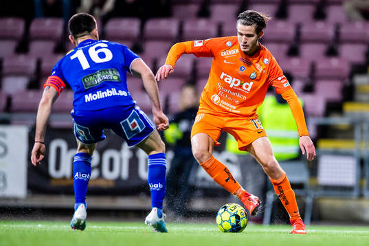 Sundsvalls Carlos Gracia och AFC Eskilstunas Wilhelm Loeper