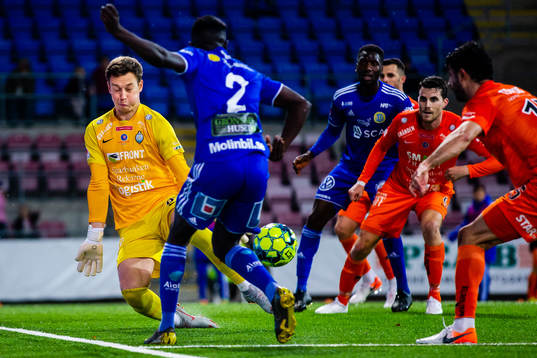 Sundsvalls Pa Konate framför AFC Eskilstunas målvakt Ihor