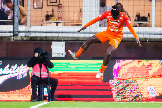 AFC Eskilstunas Onyedikachukwu Samuel Nnamani jublar
