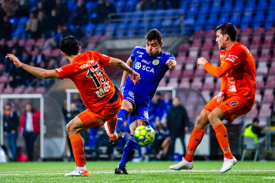 Sundsvalls Marcus Mas Costa  med skott mot mål
