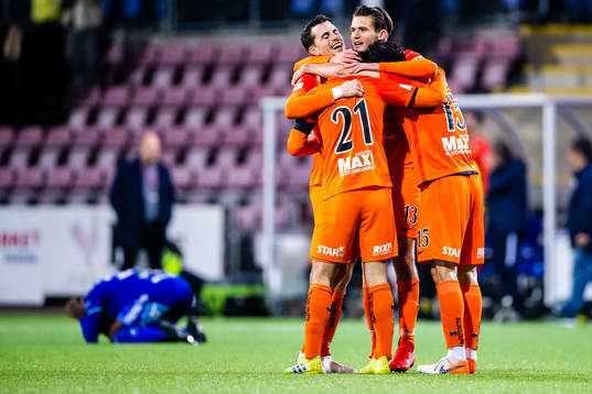 AFC Eskilstunas spelare jublar samtidigt som Sundsvalls
