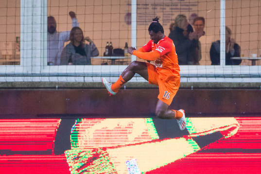 AFC Eskilstunas Onyedikachukwu Samuel Nnamani jublar