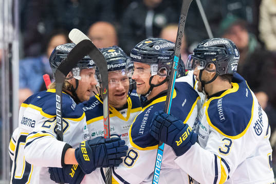 s Linus Fröberg jublar med lagkamrater