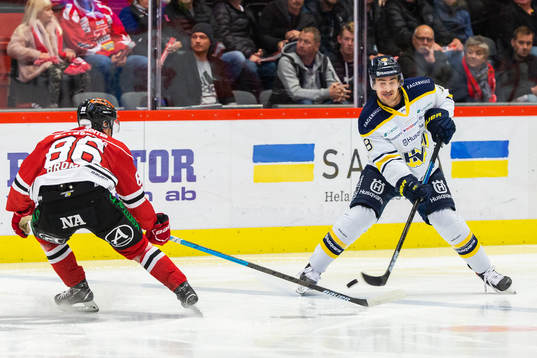 s Nils Andersson i kamp om pucken
