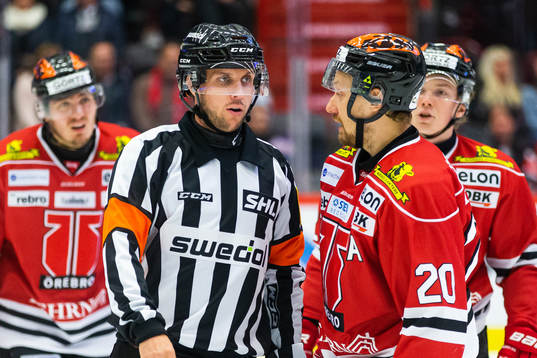 Domare Patric Bjälkander i diskussion med Marcus Weinstock