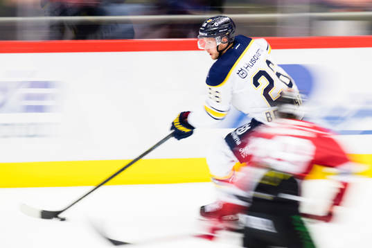 s Alexander Bergström med puck