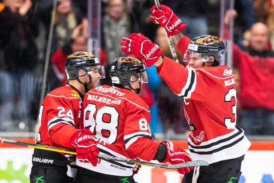 Örebros Joonas Rask (mitten) jublar med Aaron Irving och