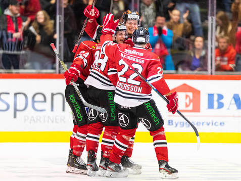 Örebros Joonas Rask (mitten) jublar med Aaron Irving och
