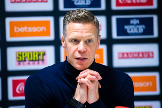 s assisterande tränare Nicklas Rahm på presskonferensen