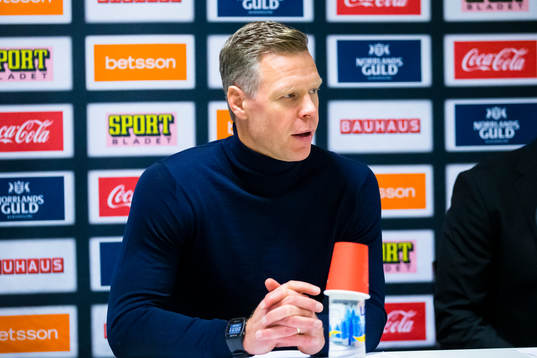 s assisterande tränare Nicklas Rahm på presskonferensen
