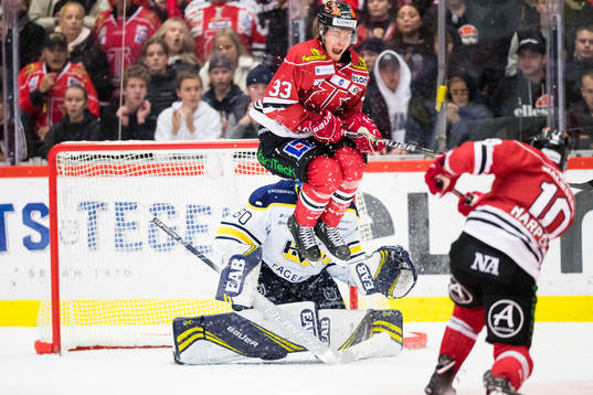 s målvakt Hugo Alnefelt på skott av Örebros Shane Harper