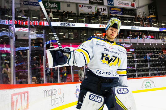 s målvakt Hugo Alnefelt tackar de tillresta supportrarna