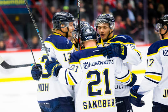 s Oscar Sundh (v) gör 1-3 i öppet mål och gratuleras av