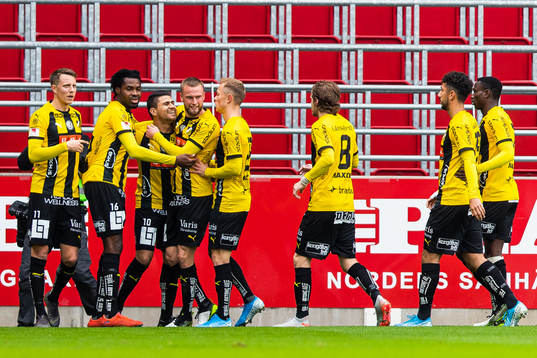 Häckens Paulinho jublar med lagkamrater
