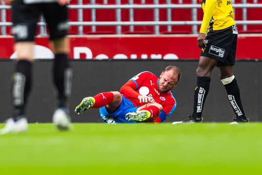 Helsingborgs Andreas Granqvist har ont och tar sig mot