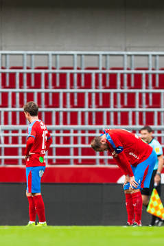 Helsingborgs Andreas Granqvist har ont och tar sig mot