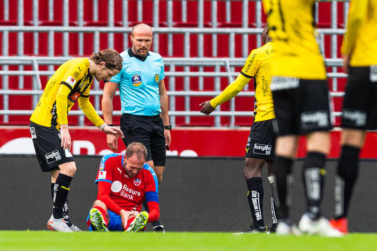 Helsingborgs Andreas Granqvist har ont och tar sig mot