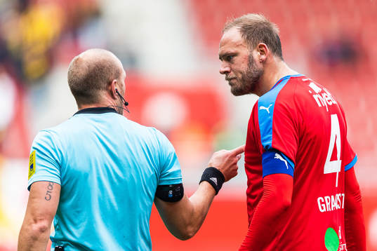 Helsingborgs Andreas Granqvist reagerar mot domare Patrik