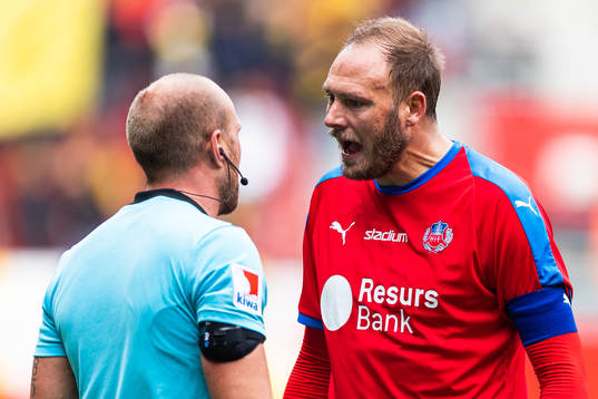 Helsingborgs Andreas Granqvist reagerar mot domare Patrik