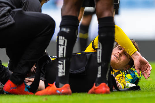 Häckens Erik Friberg har ont och får vård