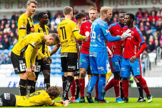 Häckens målvakt Peter Abrahamsson håller undan