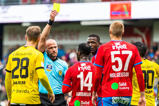 Domare Patrik Eriksson ger Helsingborgs Mohammed Abubakari