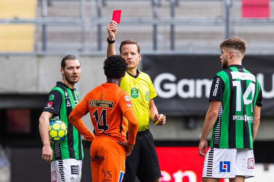 Varbergs Adama Fofana får rätt kort av domare Johan Krantz
