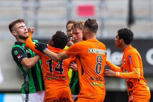 Varbergs Adama Fofana får rött kort