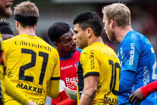 Helsingborgs Mohammed Abubakari och Häckens målvakt Peter