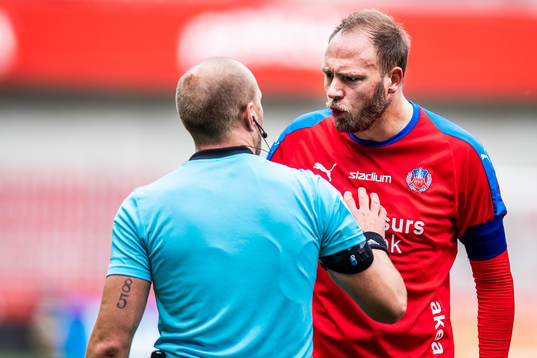 Helsingborgs Andreas Granqvist reagera mot domare Patrik