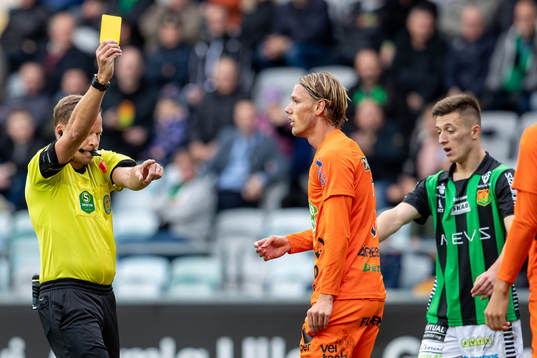 Varbergs Hampus Zackrisson får get kort av domare Johan