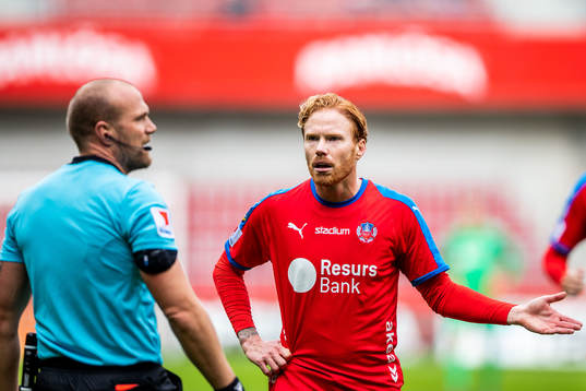 Helsingborgs Alexander Farnerud reagerar mot domare Patrik