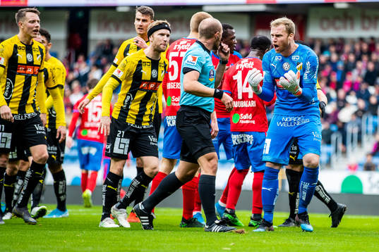 Häckens målvakt Peter Abrahamsson  reagerar mot domare