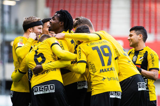 Häckens Kwame Kizito jublar med lagkamrater