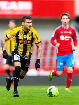 Häckens Paulinho driver bollen