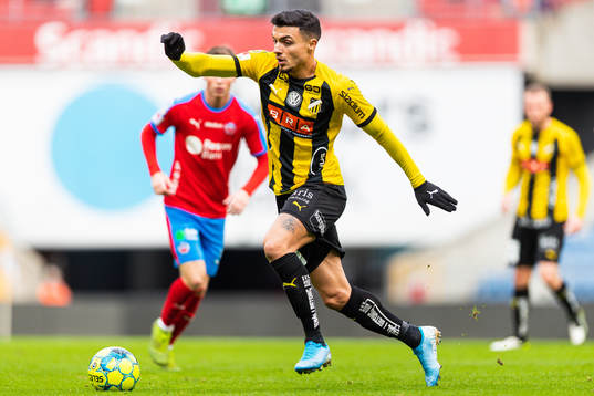 Häckens Ahmed Yasin driver bollen
