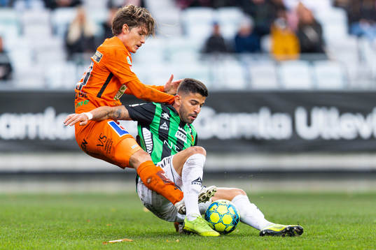 Varbergs Robin Book och GAIS Paulo Marcelo i kamp om bollen