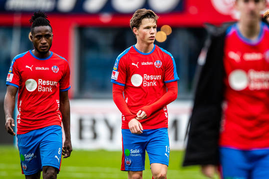 Helsingborgs Mamudu Moro och Max Svensson deppar
