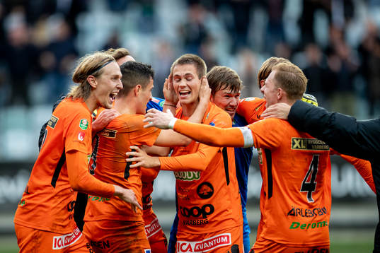 Varbergs spelare jublar