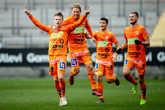 Varbergs Anton Liljenbäck och Hampus Zackrisson  jublar