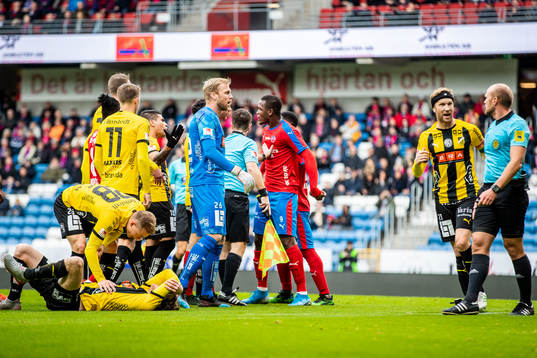 Häckens Rasmus Lindgren i diskussion med domare Patrik