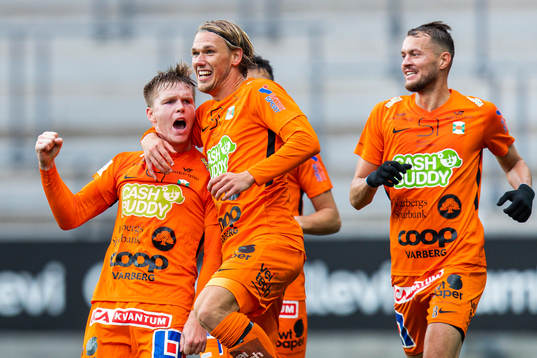 Varbergs Anton Liljenbäck jublar med Joakim Lindner