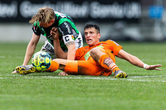 Varbergs Astrit Seljmani och GAIS Marcus Bergholtz i kamp